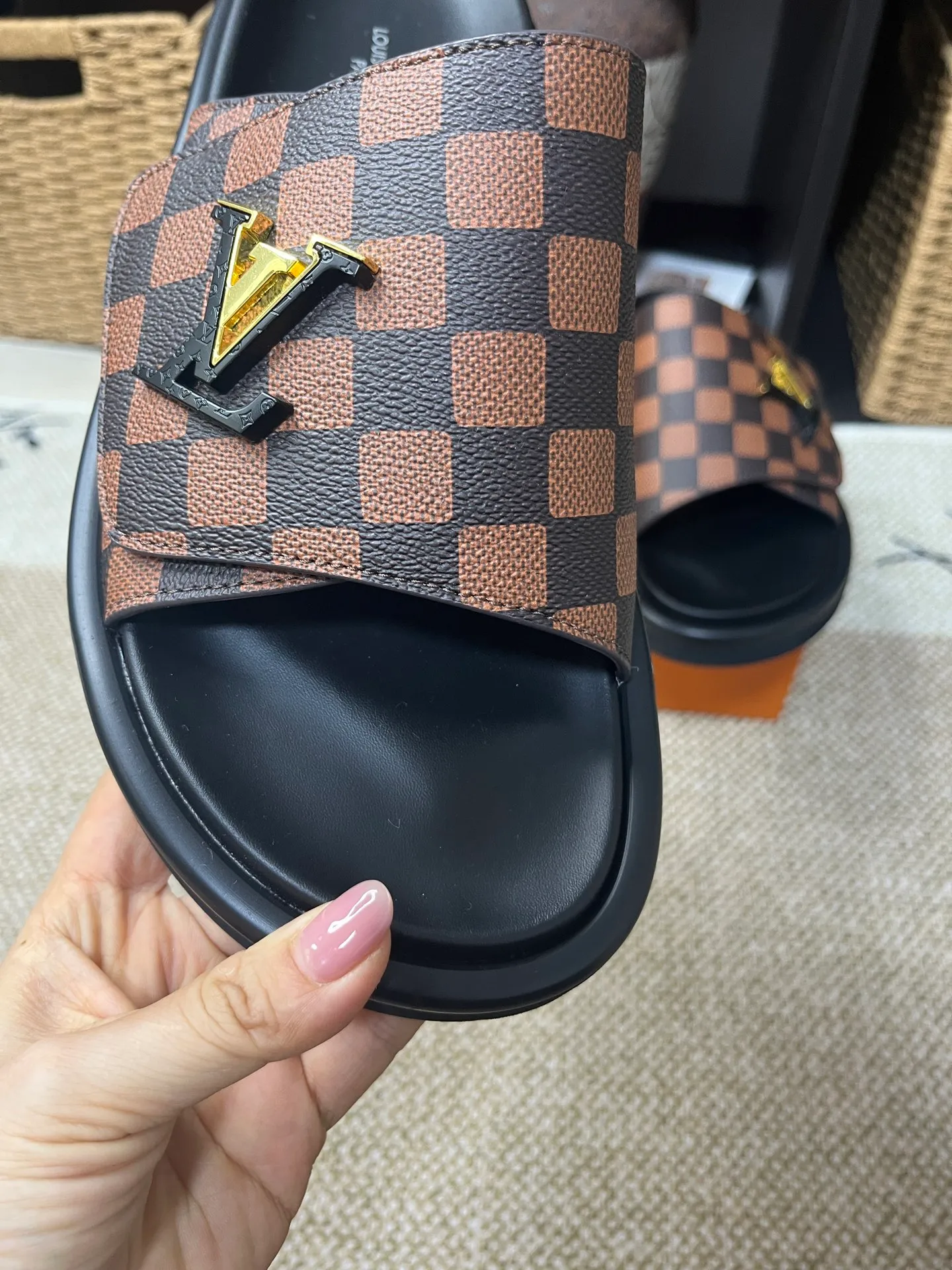 P340 [New Style] [LOUIS VUITTON] Louis Vuitton, LV printing, men's and women's slippers are now on the market, packed in drawer boxes with cloth bags and cards, the upper pattern looks very soft and waxy, and is a super versatile leg slimming tool. Fabric: imported denim/canvas/old fabric, LV hardware LOGO, official website pattern printing, comfortable to wear, feet: high-elastic PU water table. Sole: foam sole, heel height: about 5cm. Code number: 35-46, 35, 45, 46 are custom-made and non-returnable. Color: multiple colors and styles available.